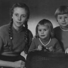 CCF_000075_Antja_Susanne_Tina1957