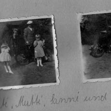 CCF_000301_Lübow_VatihateinneuesMopedSimson_MuttieinneuesKostüm_1958