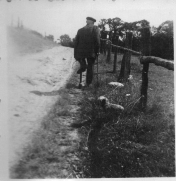 Neu_1_CCF_000300_Spazierenmit OmaundOpaKuhn_1958_Wietow_001