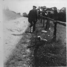 Neu_1_CCF_000300_Spazierenmit OmaundOpaKuhn_1958_Wietow_001