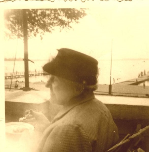 Neu_1_CCF_000314_OmaSelmaKuhnzuBesuchbeiihrerSChwesterinWestberlin1960_01