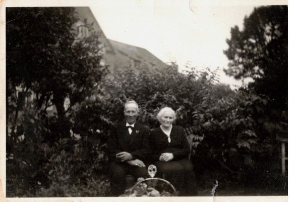 CCF_000682 OpaundOmaBösch_1967